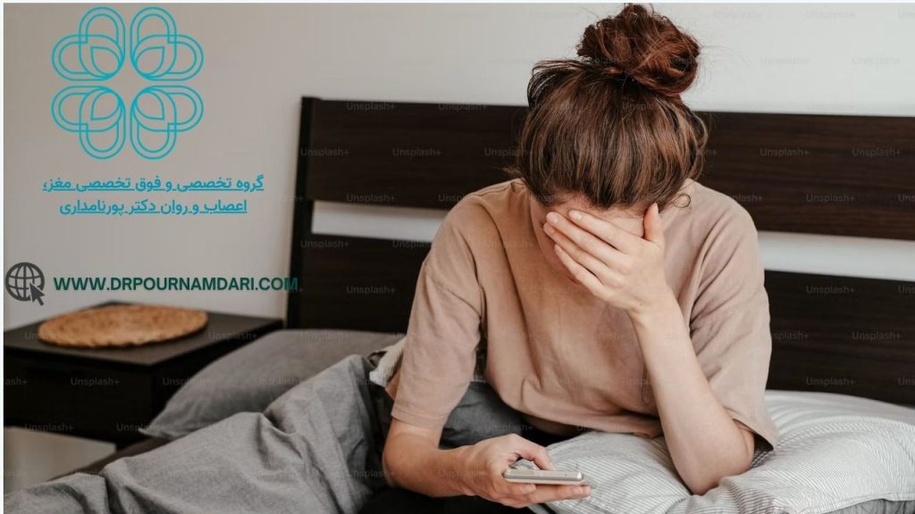 دووم‌اسکرولینگ چیست؟ چرا نمی‌توانیم از دنبال کردن اخبار منفی دست بکشیم؟